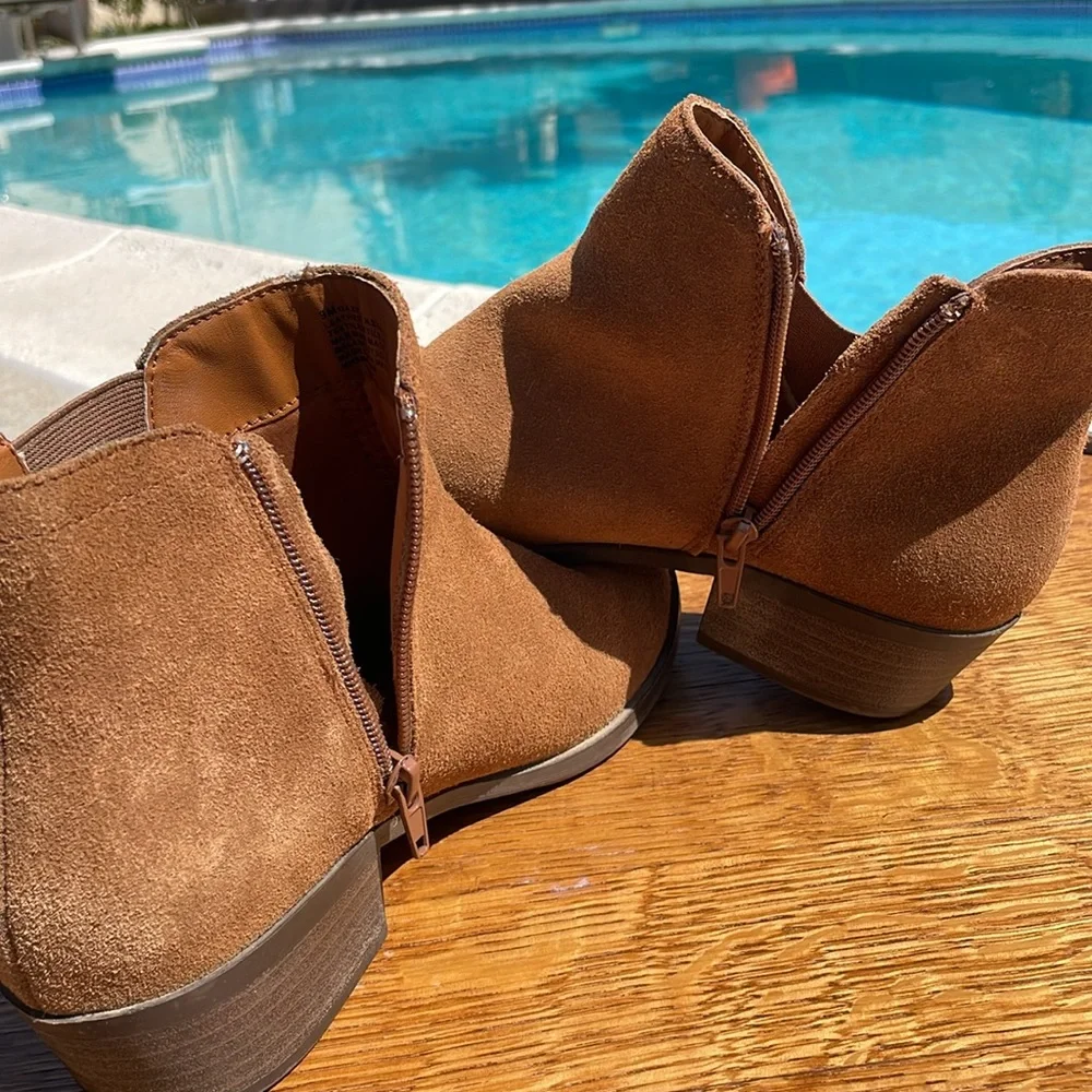 Kenzie tan ankle zip up boots | Size 9